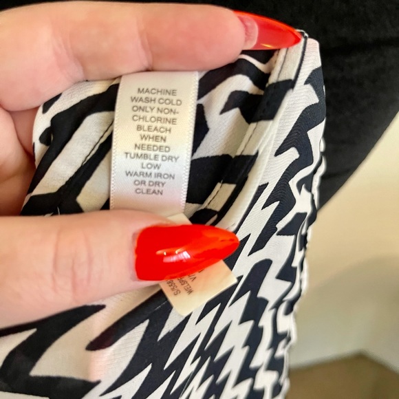 Banana Republic Navy White Chevron Blouse Size Small NEW - Picture 5 of 5